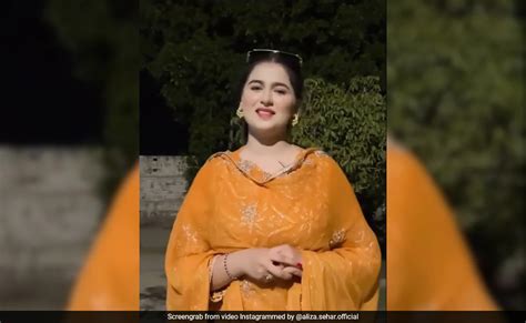 aliza viral video|Pakistani TikTok Star Breaks Down in Viral Clip After。